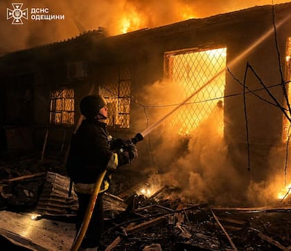 En esta imagen, distribuida por el Servicio de Emergencias de Ucrania, bomberos tratan de sofocar un incendio tras un ataque ruso con drones en la región de Odesa, Ucrania, el 2 de mayo de 2026
