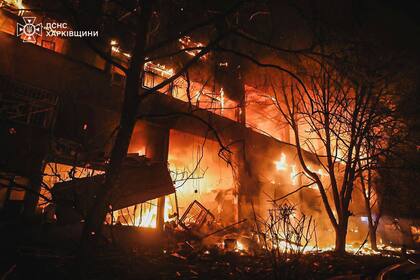 En esta imagen, distribuida por el Servicio de Emergencias de Ucrania, un edificio residencial arde tras ser alcanzado por un ataque ruso en Járkiv, Ucrania, el 11 de junio de 2025. (Servicio de Emergencias de Ucrania vía AP)