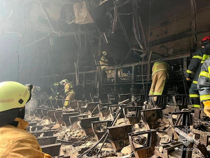 En esta imagen distribuida por el servicio de prensa del Ministerio de Emergencias de Rusia el 23 de marzo de 2024, rescatistas trabajan en el interior del Crocus City Hall, en Moscú, Rusia, un día después de un ataque reivindicado por el grupo Estado Islámico que causó decenas de muertos. (Servicio de prensa del Ministerio de Emergencias de Rusia vía AP)