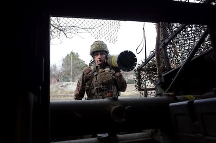 En esta imagen, distribuida por la 65ta Brigada Mecanizada de Ucrania, un soldado lleva un TOW a un Humvee estadounidense en la línea del frente en la región de Zaporiyia, Ucrania, el 6 de marzo de 2025