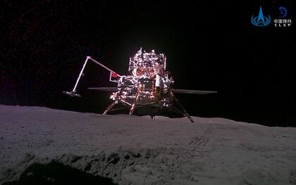 En esta imagen distribuida por la agencia espacial de China, CNSA, se muestra a la sonda espacial Chang'e-6 en una foto tomada por un mini rover atras aterrizar en la superficie de la Luna, el 4 de 2024. (CNSA/Xinhua via AP)