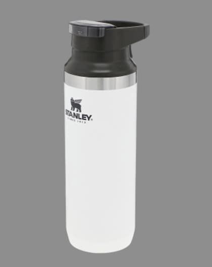 En esta imagen, distribuida por la Comisión de Seguridad de Productos del Consumidor de Estados Unidos, se muestra un modelo de una botella de viaje de Stanley. (Comisión de Seguridad de Productos del Consumidor de Estados Unidos vía AP)