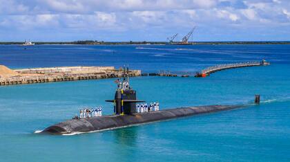 En esta imagen, distribuida por la Marina de Estados Unidos, el submarino de ataque rápido USS Oklahoma City (SSN 723) regresa a una base en Guam, el 19 de agosto de 2021. (Especialista de Comunicación de Masas soldado de 3ra clase Naomi Johnson/Marina de EEUU vía AP)