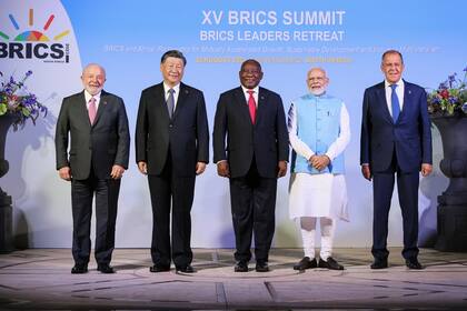 En esta imagen, distribuida por la Oficina de Prensa del Ministerio de Exteriores de Rusia, el presidente de Brasil, Luiz Inácio Lula da Silva; el presidente de China, Xi Jinping; el presidente de Sudáfrica, Cyril Ramaphosa; el primer ministro de India, Narendra Modi, y el ministro de Exteriores de Rusia, Sergey Lavrov, posan para una foto en un momento de la cumbre del grupo BRICS, en Johannesburgo, Sudáfrica, el 22 de agosto de 2023.