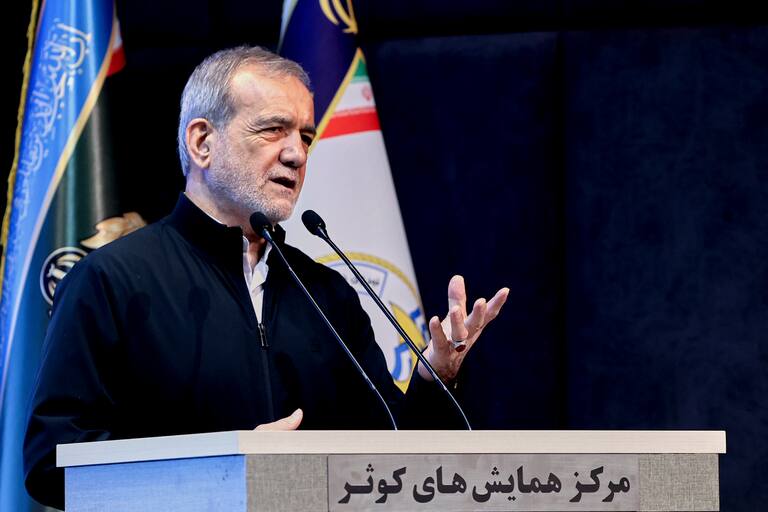 En esta imagen, distribuida por la Oficina de la Presidencia de Irán, el presidente del país, Masoud Pezeshkian, habla ante oficiales de la Marina, en Teherán, Irán, el 17 de mayo de 2025