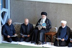 En esta imagen, distribuida por la web de la oficina del líder supremo de Irán, el ayatolá Ali Khamenei (segundo por la derecha), el jefe de la Judicatura, Gholam Hossein Mohseni Ejehei (derecha), el presidente del Parlamento, Mohammad Bagher Qalibaf (segundo por la izquierda) y el presidente del país, Masoud Pezeshkian, leen el Corán durante una ceremonia en honor del difunto líder de Hezbollah Hassan Nasrallah, en la mezquita Imán Jomeini, en Teherán, Irán, el 4 de octubre de 2024. (Oficina del líder supremo de Irán vía AP)