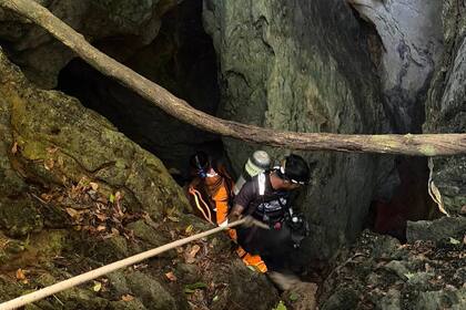 En esta imagen, distribuida por Metta Tham Rescue Kalasin, rescatistras tratan de llegar a las personas atrapadas en una cueva en la provincia de Xaisomboun, Laos, el 26 de mayo de 2026. (Metta Tham Rescue Kalasin vía AP)