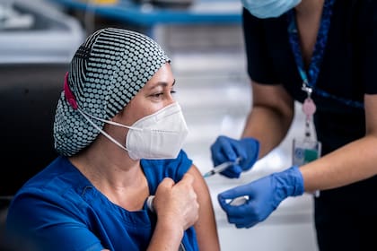 En esta imagen divulgada por la Presidencia de Chile, la enfermera chilena Zulema Riquelme recibe la primera de dos inyecciones de la vacuna Pfizer y BioNTech Covid-19, en el Hospital Metropolitano de Santiago, el 24 de diciembre de 2020
