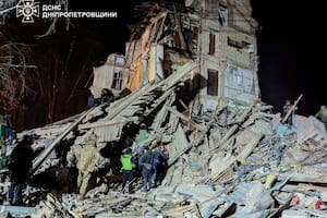 En esta imagen facilitada por el Servicio de Emergencias de Ucrania el miércoles 25 de diciembre de 2024, los bomberos trabajan en el solar de un edificio de apartamentos destruido por un ataque ruso en Kryvyi Rih, Ucrania. (Ukrainian Emergency Service via AP)