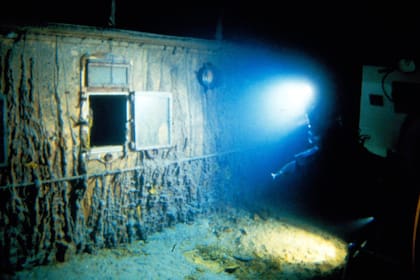 En esta imagen facilitada por la Institución Oceanográfica Woods Hole, un vehículo submarino a distancia examina una ventana abierta del Titanic a 3,8 kilómetros bajo la superficie del océano, a 640 kilómetros de la costa de Terranova, Canadá, en 1986.