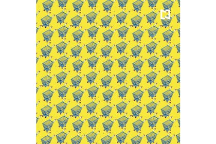 En esta imagen hay tres carritos de supermercado que no tienen todas sus ruedas