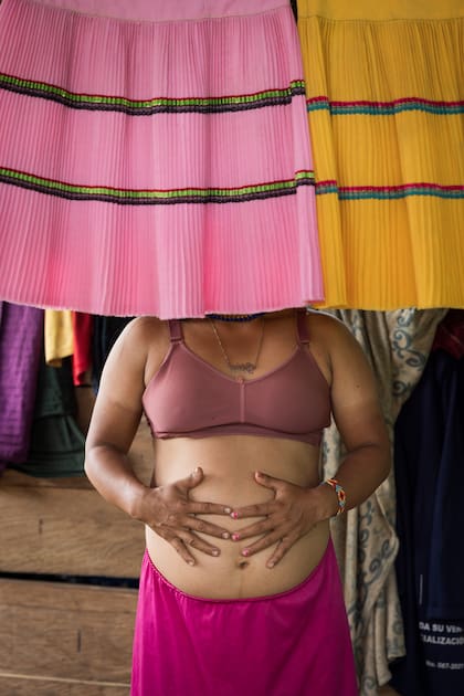 En esta imagen, Manolia (23 años) atraviesa su último día de embarazo antes del nacimiento de su hija. Su pareja, un miembro de la guardia indígena (grupo civil de protección), fue forzado a dejar el territorio por amenazas de grupos armados, y desde entonces, hace ya tres meses, la familia no sabe de su paradero ni de su bienestar. Comunidad indígena de Puesto Indio, Alto Baudó, Chocó