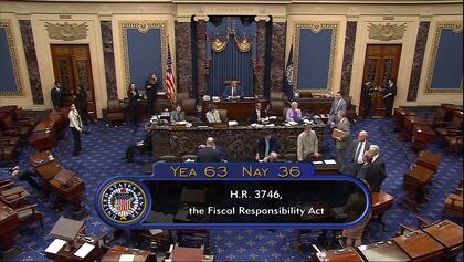 En esta imagen muestra la aprobación del proyecto de ley para elevar el techo de la deuda la noche del jueves, 1 de junio de 2023, en el Senado en el Capitolio en Washington.