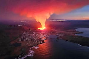 Las impactantes imágenes de cómo un río de lava destruyó casas en Islandia