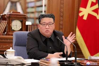 En esta imagen, proporcionada por el gobierno de Corea del Norte, el líder norcoreano Kim Jong Un asiste a una reunión del Partido de los Trabajadores en Pyongyang, Corea del Norte, el 27 de junio de 2022. (Agencia Central de Noticias de Corea/Korea News Service vía AP)