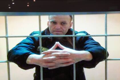 En esta imagen proporcionada por el servicio penitenciario de Rusia, se muestra al líder opositor Alexei Navalny, el 24 de mayo de 2022. (Russian Federal Penitentiary Service via AP)