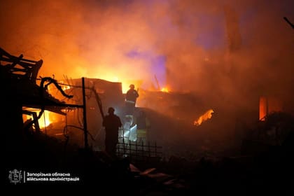 En esta imagen proporcionada por la administración militar regional de Zaporiyia el martes 16 de septiembre de 2025, rescatistas trabajan en el lugar donde una casa fue destruida por un ataque ruso en un barrio residencial en Zaporiyia