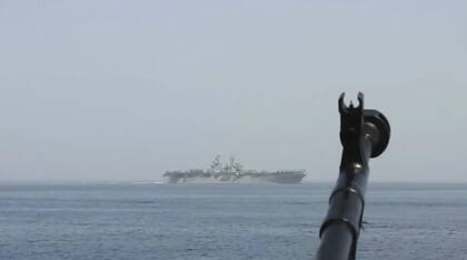 En esta imagen proporcionada por la guardia revolucionaria iraní a través de la agencia de noticias tasnim el domingo 20 de agosto de 2023, se ve la boca de una ametralladora de una lancha rápida de la Guardia Revolucionaria mientras la embarcación se mueve cerca del USS Bataan en el Estrecho de Ormuz.