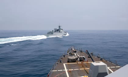 En esta imagen proporcionada por la Marina de Estados Unidos, el USS Chung-Hoon observa a un barco de la Marina china, que realiza una maniobra descrita como "insegura" en el Estrecho de Taiwán, el sábado 3 de junio de 2023