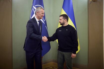 En esta imagen proporcionada por la oficina de prensa de la presidencia de Ucrania, el secretario general de la OTAN Jens Stoltenberg, izquierda, es recibido por el presidente ucraniano Volodimir Zelensky en Kiev, Ucrania, el jueves 20 de abril de 2023.