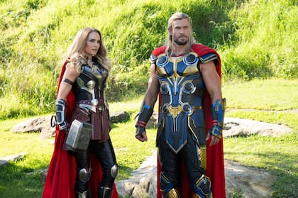 En esta imagen proporcionada por Marvel Studios, Natalie Portman y Chris Hemsworth en una escena de "Thor: Love and Thunder". (Jasin Boland/Marvel Studios-Disney via AP)
