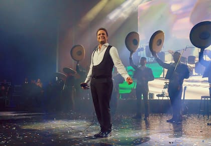 En esta imagen proporcionada por Netflix Diego Boneta como Luis Miguel en una escena de "Luis Miguel: La Serie" (Camila Jurado/Netflix via AP)