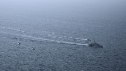 En esta imagen proporcionada por Sepahnews, de la Guardia Revolucionaria de Irán, el 16 de febrero de 2026, se ven maniobras de la Guardia en el golfo Pérsico el lunes 16 de febrero de 2026. (Sepahnews via AP)