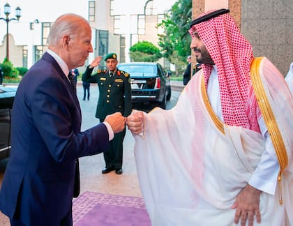 En esta imagen publicada por el Palacio Real saudí, el príncipe heredero saudí Mohammed bin Salman saluda al presidente estadounidense Joe Biden chocando los puños a su llegada en Yeda, Arabia Saudí, el viernes 15 de julio de 2022. (Bandar Aljaloud/Saudi Royal Palace vía AP)