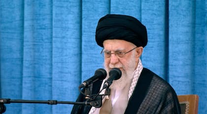 En esta imagen publicada por el sitio web oficial del líder supremo de Irán, el ayatolá Alí Jamenei, habla durante una ceremonia por el 35 aniversario de la muerte del fallecido líder del país, el ayatolá Jomeini, en su santuario en Teherán, Irán, el lunes 3 de junio de 2024. (Oficina del líder supremo iraní via AP)
