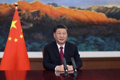 En esta imagen publicada por la agencia de noticias Xinhua, el presidente de China, Xi Jinping, ofrece un discurso en la ceremonia de apertura del Foro Boao para Asia (BFA), una conferencia anual, en Beijing, el martes 20 de abril de 2021. (Ju Peng/Xinhua via AP)
