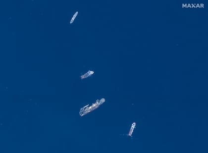 En esta imagen satelital proporcionada por Maxar Technologies, de arriba a abajo, los barcos Horizon Arctic, Deep Energy y Skandi Vinland buscan al Titán sumergible desaparecido, el miércoles 22 de junio de 2023 en el Océano Atlántico