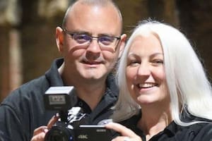 En esta imagen se aprecia a Laura Hoyle y su esposo, Kirk Stevens. Ambos en el Museo de Justicia de Nottingham