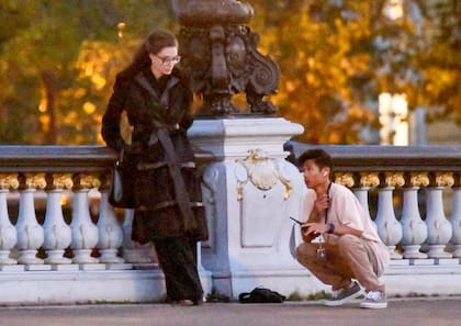 En esta imagen, se ve a la actriz acompañada por su hijo Pax en el rodaje que se está llevando a cabo en París. El joven está ayudando en el set