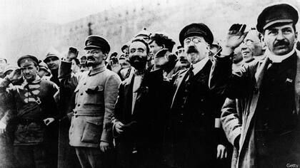 En esta imágen se ve a los líderes comunistas José Stalin y León Trotsky en medio de la Revolución Rusa
