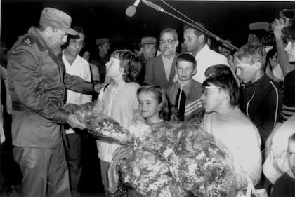 En esta imagen se ve al expresidente de Cuba, Fidel Castro, recibiendo a un grupo de niños provenientes de Bielorrusia en marzo de 1990