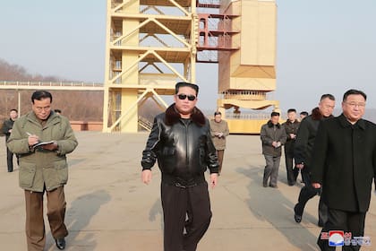 En esta imagen si fecha, distribuida por el gobierno de Corea del Norte el 11 de marzo de 2022, el líder norcoreano, Kim Jong Un, visita el centro de lanzamiento de satélites Sohae en Tongchang-ri, Corea del Norte. (Agencia Central de Noticias de Corea/Korea News Service vía AP)
