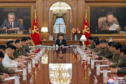 En esta imagen sin fecha distribuida por el gobierno de Corea del Norte, el líder norcoreano, Kim Jong-un, durante una reunión de la comisión militar central del gobernante Partido de los Trabajadores, en Pyongyang, Corea del Norte, el 9 de agosto de 2023. (Agencia Central de Noticias de Corea/Korea News Service vía AP)