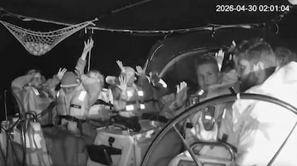 En esta imagen, tomada de un video de cámaras de seguridad en blanco y negro, puede verse a miembros de la flotilla con las manos en alto mientras autoridades israelíes interceptan la flotilla con la que esperaban llegar a la Franja tras zarpar de Barcelona a principios de mes, cerca de la isla de Creta, en el sur de Grecia, el 30 de abril de 2026. (Global Sumud Flotilla via AP)