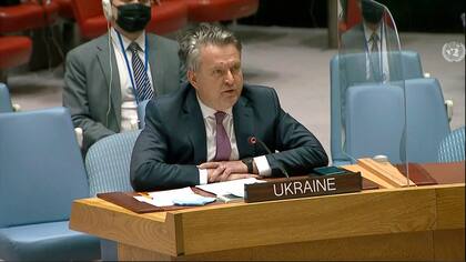 En esta imagen tomada de un video de UNTV, el embajador de Ucrania ante Naciones Unidas, Sergiy Kyslytsya, habla durante una reunión de emergencia del Consejo de Seguridad de Nacines Unidas en la sede de la ONU, el lunes 21 de febrero de 2022. (UNTV via AP)