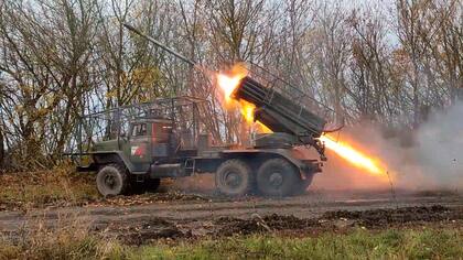 En esta imagen tomada de un video difundido por el Ministerio de Defensa de Rusia, se puede ver un lanzacohetes "Grad" de 122 mm. que dispara hacia posiciones ucranianas en la región de Kursk, Rusia, cerca de la frontera con Ucrania. (Servicio de Prensa del Ministerio de Defensa de Rusia vía AP)