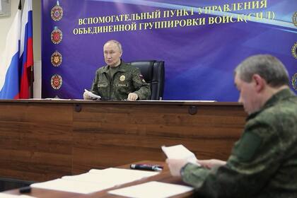 En esta imagen tomada de un video difundido por la Oficina de Prensa de la Presidencia de Rusia el domingo 26 de octubre de 2025, el presidente ruso Vladimir Putin habla durante una visita a uno de los puestos de mando del Grupo Conjunto de Fuerzas