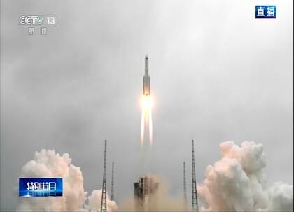 En esta imagen tomada de un video emitido por la televisora china CCTV vía AP Video, un cohete Long March 5B con un módulo de la estación espacial de China despega desde el centro de lanzamiento Wenchang en Wenchang, en la provincia de Hainan, en el sur de China, el 29 de abril de 2021. (CCTV vía AP Video)