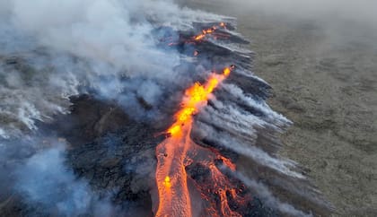 En esta imagen tomada de un video, la lava emerge de una fisura del volcán Fagradalsfjall cerca de la montaña Litli-Hrútur, a unos 30 kilómetros al suroeste de Reykjavik, Islandia, el lunes 10 de julio de 2023