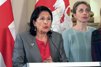 En esta imagen tomada de un video, la presidenta de Georgia, Salome Zourabichvili, a la izquierda, habla con los medios junto a Nana Malashkhia, que lidera la lista electoral de Coalición por el Cambio, tras las elecciones parlamentarias, en Tiflis, Georgia, el domingo 27 de octubre de 2024. (AP Foto/Kostya Manenkov)