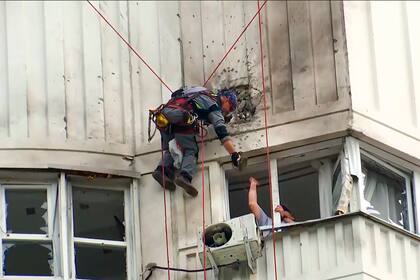 En esta imagen tomada de un video, los investigadores inspeccionan el edificio después de un ataque de un dron ucraniano en Moscú, Rusia, el martes 30 de mayo de 2023. 