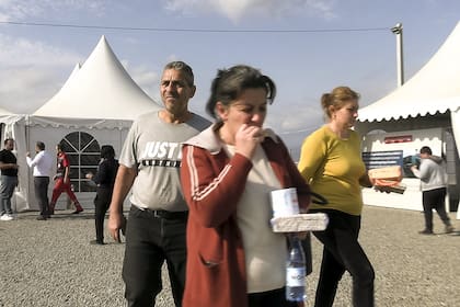 En esta imagen tomada de un video, los refugiados del primer grupo de unas 30 personas de Nagorno Karabaj llegan a la aldea armenia de Kornidzor, en la región de Syunik, Armenia, el domingo 24 de septiembre de 2023.