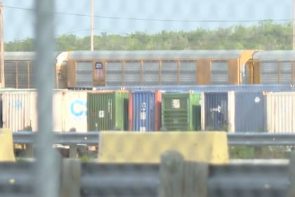 En esta imagen, tomada de un video proporcionado por KGNS, se ven vagones de tren de Union Pacific en una estación de clasificación en Laredo, Texas, el domingo 10 de mayo de 2026