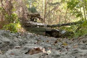 En esta imagen tomada de un video publicado por el Ministerio de Defensa ruso el domingo 8 de septiembre de 2024, un tanque ruso se coloca en un sitio no divulgado cerca de la frontera entre Rusia y Ucrania, en la región de Kursk, Rusia. (Servicio de Prensa del Ministerio de Defensa ruso vía AP)