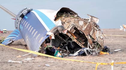 En esta imagen tomada de un video publicado por el gobierno de la región de Mangystau, los restos del avión Embraer 190 de Azerbaijan Airlines en el suelo cerca del aeropuerto de Aktau, Kazajistán, el miércoles 25 de diciembre de 2024. (Gobierno de la región de Mangystau vía AP)