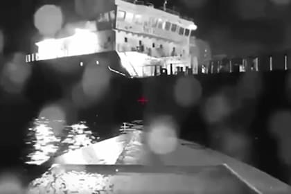 En esta imagen tomada de un video puesto disponible el sábado 5 de agosto de 2023, un dron marino ucraniano se acerca para impactarse contra un buque cisterna ruso en el mar Negro